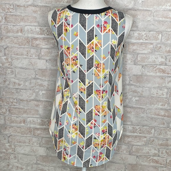 CAbi sleeveless floral top size XS - Picture 3 of 4